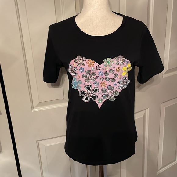 Black T shirt with jeweled pink heart - Picture 2 of 8